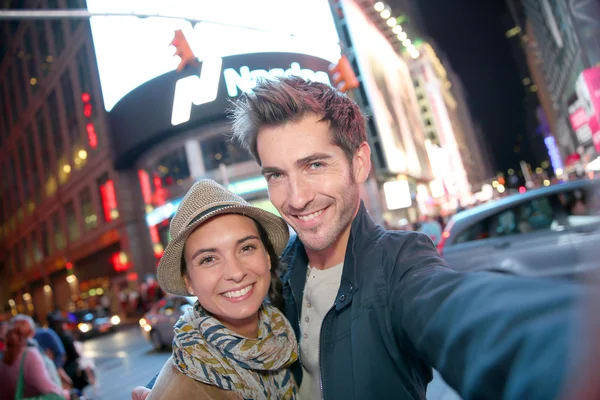 Para stojący w Time Square — Zdjęcie stockowe