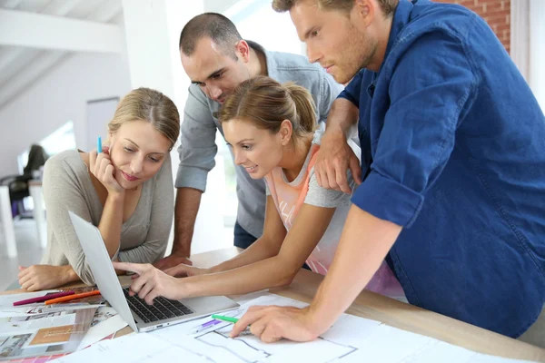 Studenten arbeiten an Projekt — Stockfoto