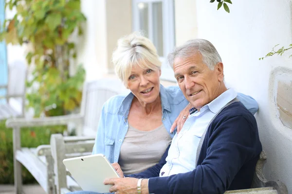 Senior couple websurfing on internet — Stock Photo, Image