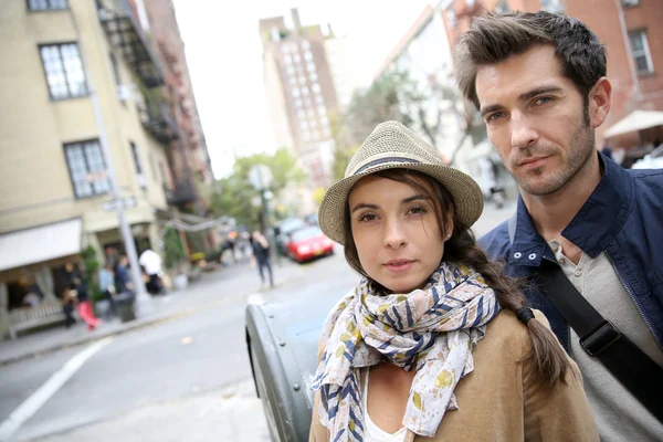 Pareja de pie en la calle comercial — Foto de Stock