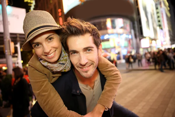 Coppia in piedi in Time Square — Foto Stock