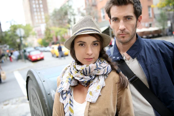 Pareja de pie en la calle comercial — Foto de Stock