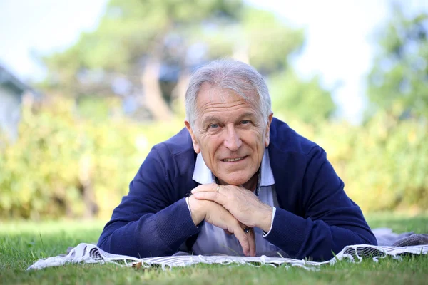 Man laying in garden and relaxing — Stock Photo, Image