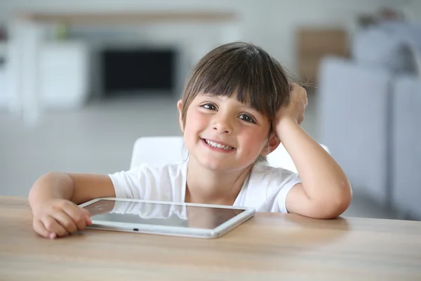 Ragazza di 4 anni che gioca con tablet — Foto Stock
