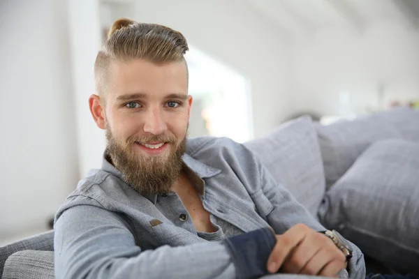 Trendtyp mit Bart entspannt zu Hause — Stockfoto