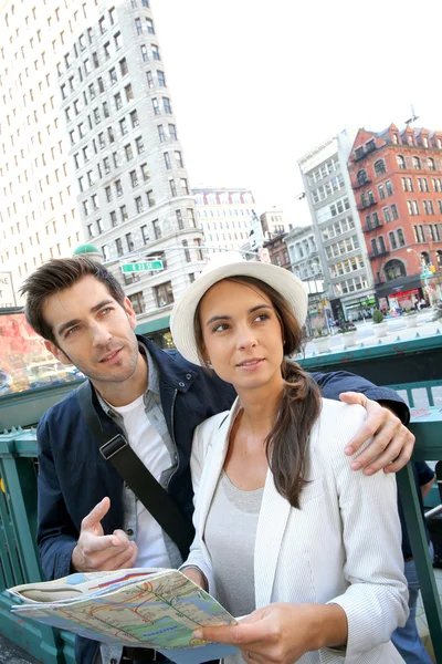 Paret tittar på stadskarta — Stockfoto