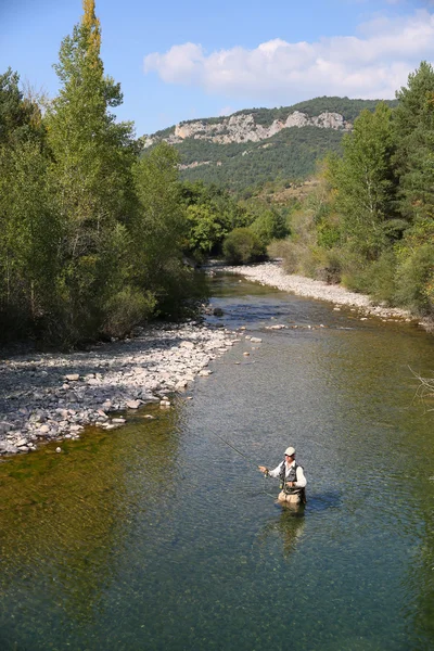 Rybak wędkowania w rzece — Zdjęcie stockowe