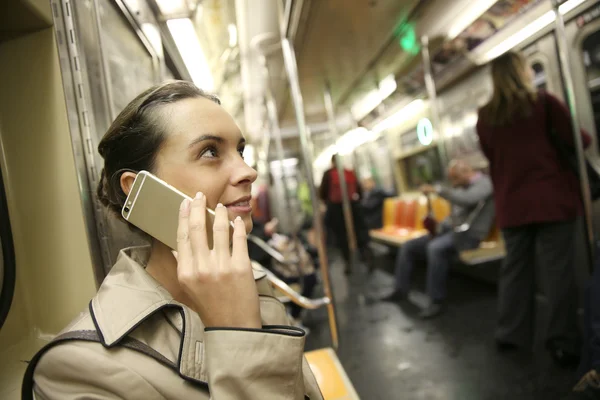 Zakenvrouw in Metro gebruikend smartphone — Stockfoto