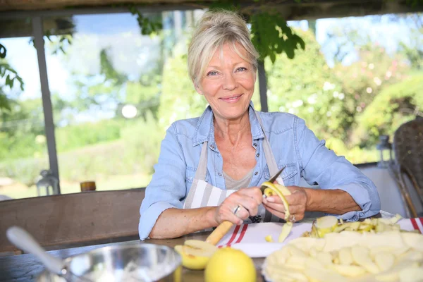 Žena řezu jablka pro pečivo receipe — Stock fotografie