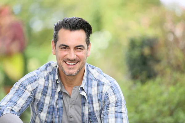 Hombre sonriente en huerta — Foto de Stock