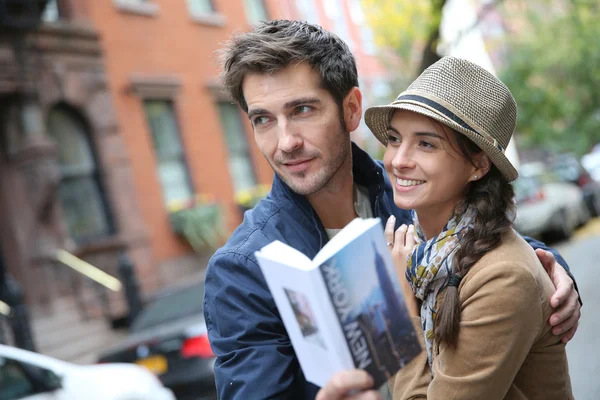 Casal com guia turístico livro em Greenwich — Fotografia de Stock