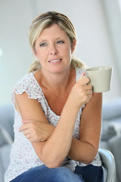 Mujer tomando té caliente en casa —  Fotos de Stock