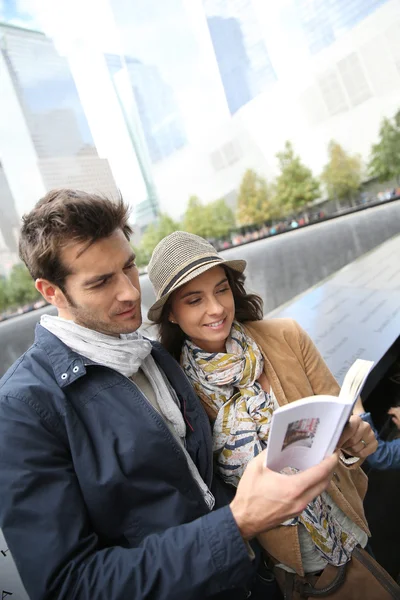 Tourists visiting 911 memorial in Manhattan — Stock Photo, Image