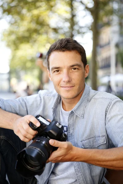 Photographer taking pictures in street — Stock Photo, Image