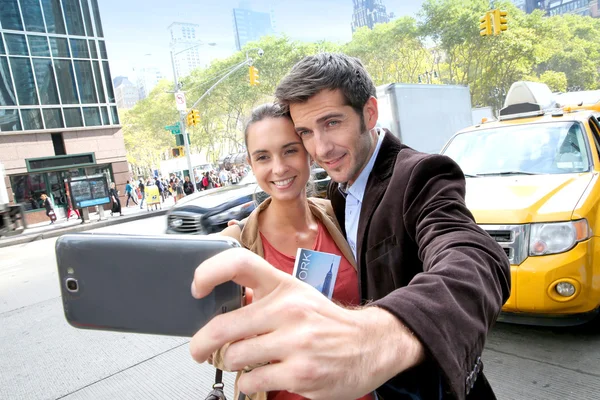 Pareja en la ciudad de Nueva York tomando fotos — Foto de Stock