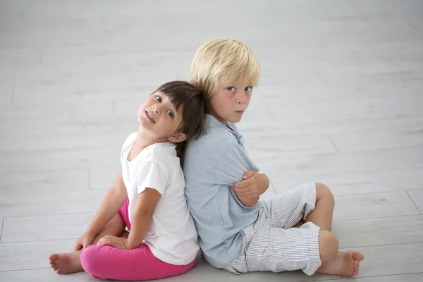 Fratello e sorella seduti dietro — Foto Stock