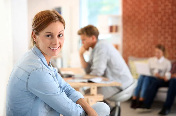 Femme assise dans un appartement partagé — Photo