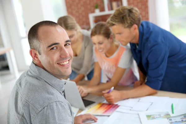 Students working on construction project — Stock Photo, Image