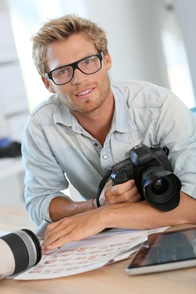 Ung fotograf reporter i office — Stockfoto