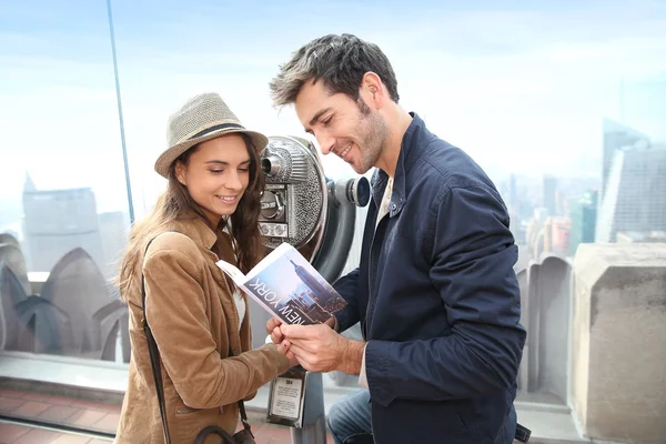 Couple on Top of Rock observation desk — Stock Photo, Image