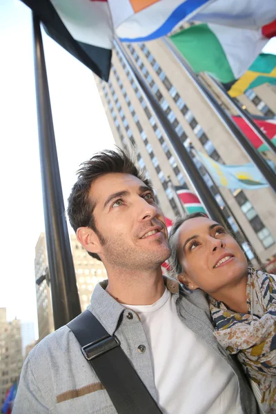 Casal em pé junto ao Rockfeller Center — Fotografia de Stock