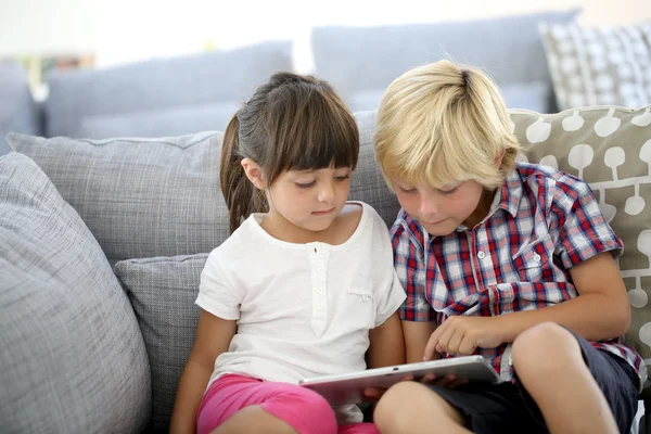 Crianças brincando com tablet — Fotografia de Stock