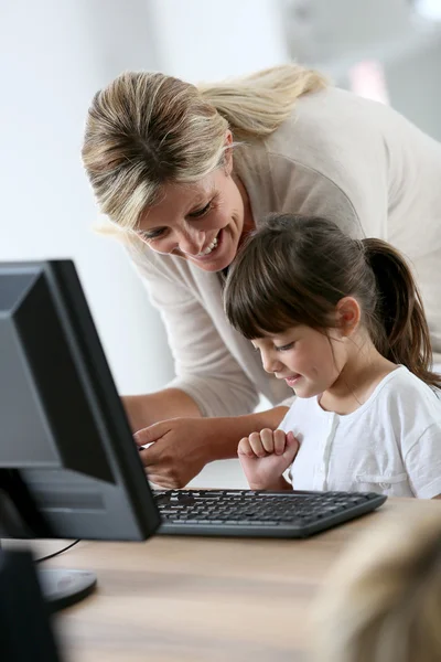 Profesor con chica usando computadora —  Fotos de Stock