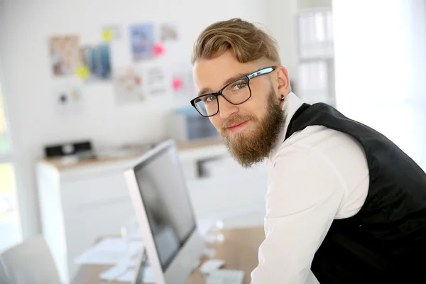 Mann mit Bart und Brille im Büro Stockbild