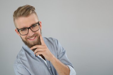 Adam çene üzerinde el ile