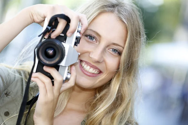 Menina usando câmera de foto vintage — Fotografia de Stock