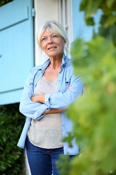 Äldre kvinna utanför huset — Stockfoto