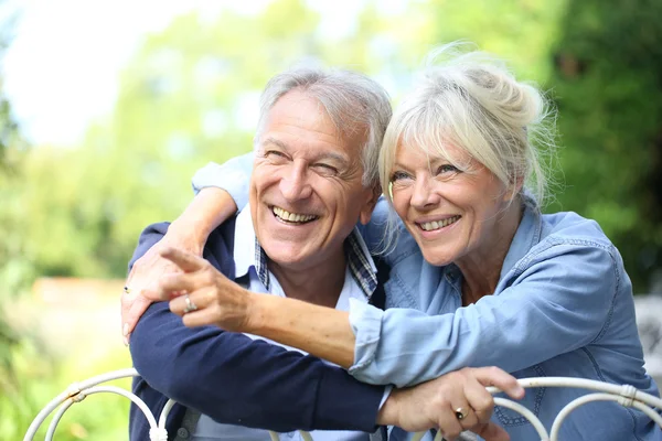 Seniorenpaar genießt Tag draußen — Stockfoto