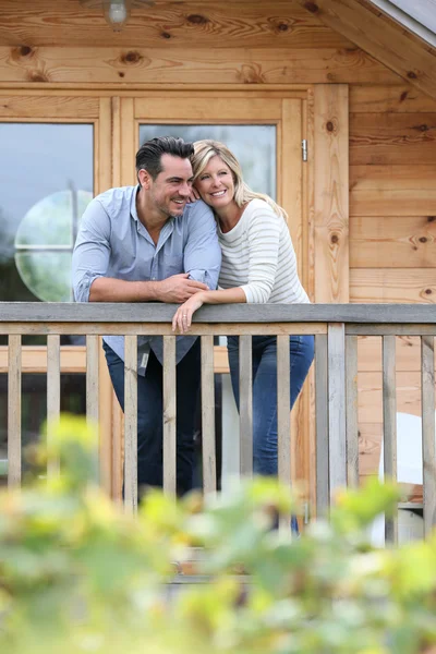 Pareja en cabaña de madera terraza — Foto de Stock