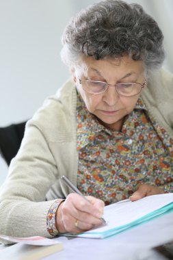 Tekerlekli sandalyede yaşlı kadın