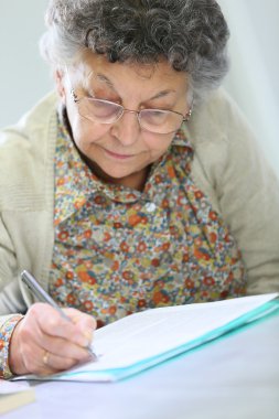 Tekerlekli sandalyede yaşlı kadın