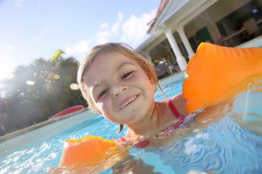 Bilardoda oynayan kız