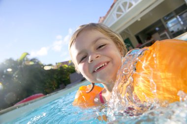 Bilardoda oynayan kız