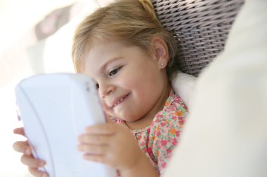 Tablet ile oynayan çocuk