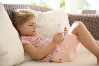 Tablet ile oynayan çocuk