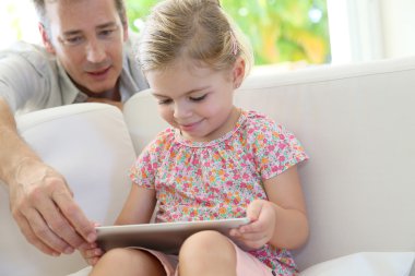 Babamla tablet kullanan kız