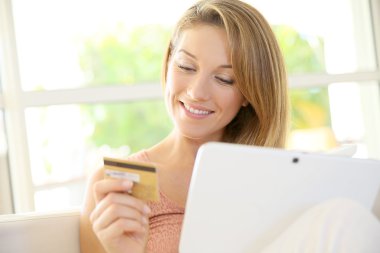 İnternet 'ten alışveriş yapan kadın