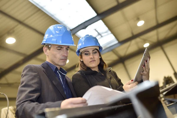 Arquitectos en taller industrial — Foto de Stock