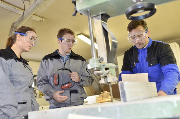 Studenten mit Holzarbeitsmaschine — Stockfoto