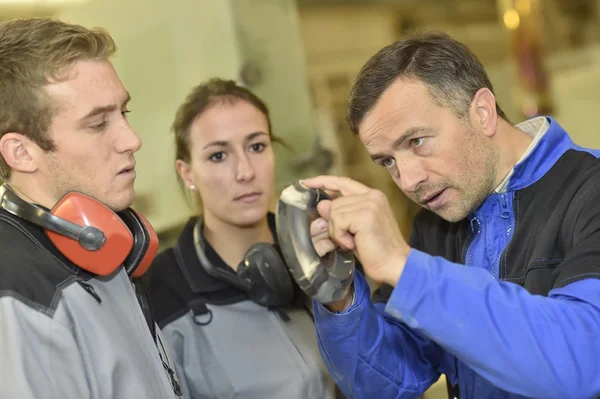 Teacher showing carpentry machinery — Stock Photo, Image