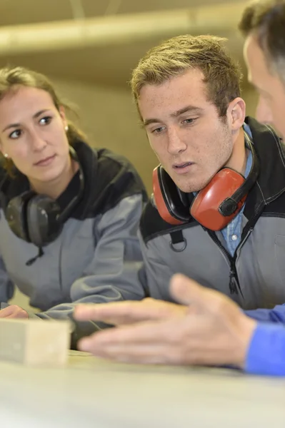 Studenten aandachtig luisteren naar trainer — Stockfoto