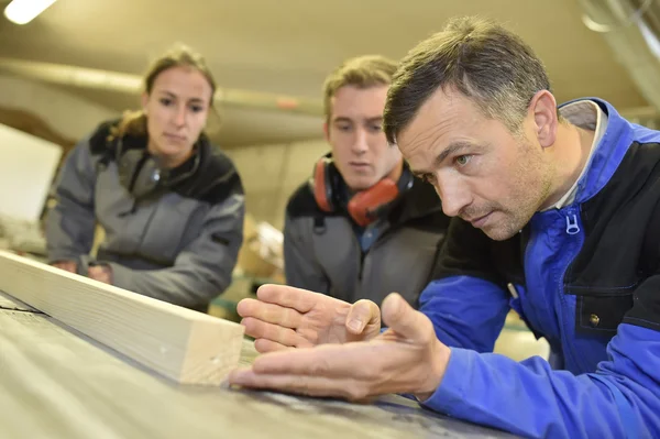 Schüler hören Trainer aufmerksam zu — Stockfoto