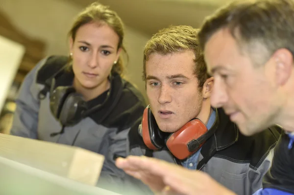 Studenten aandachtig luisteren naar trainer — Stockfoto