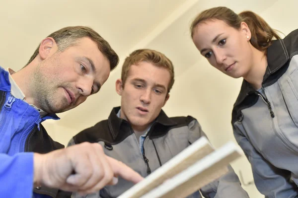 Teacher with students using saw — Stock Photo, Image