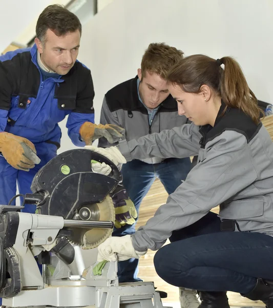 Teacher with students using saw — Stock Photo, Image