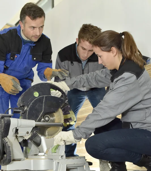 Insegnante con gli studenti utilizzando sega — Foto Stock